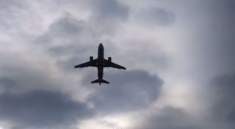 Décollage d’un boeing depuis l’aéroport de Chambéry