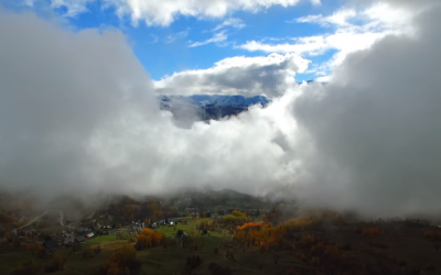 Voyage en drône au milieu des nuages et des montagnes de Savoie