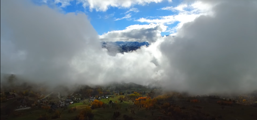 Voyage en drône au milieu des nuages et des montagnes de Savoie