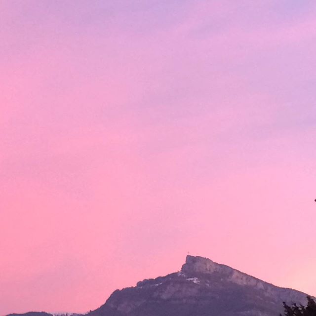 Ciel rouge sur la Croix du Nivolet depuis Chambéry