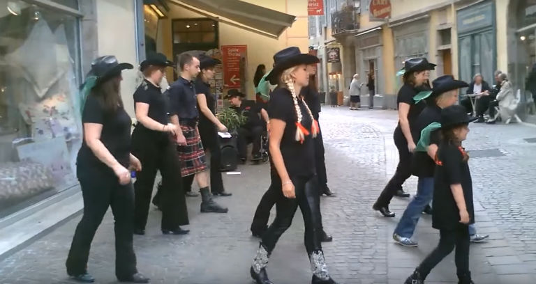 La Rue métropole bloquée par des danseurs de country line Dance !