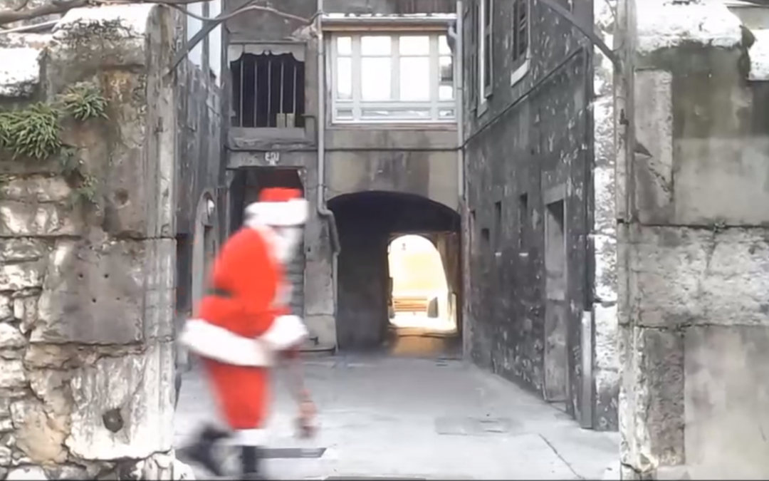 Le Père Noël aperçu en trottinette dans les traverses de Chambéry