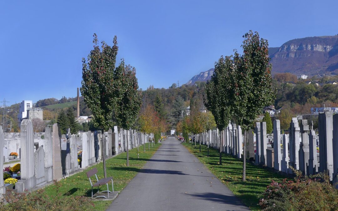 1920px-Allée_centrale_du_cimetière_Charrière-Neuve_de_Chambéry_(2020)